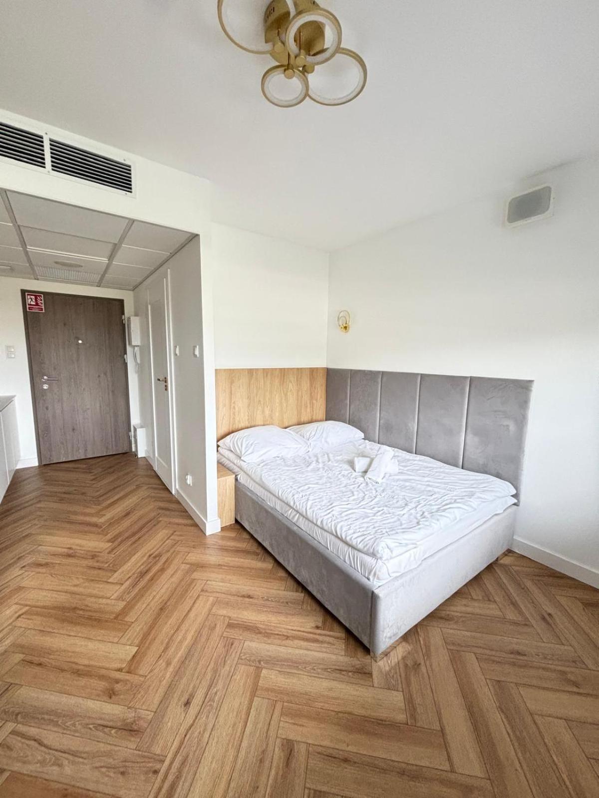 Apartamenty 24H Pileckiego Warsaw Exterior photo