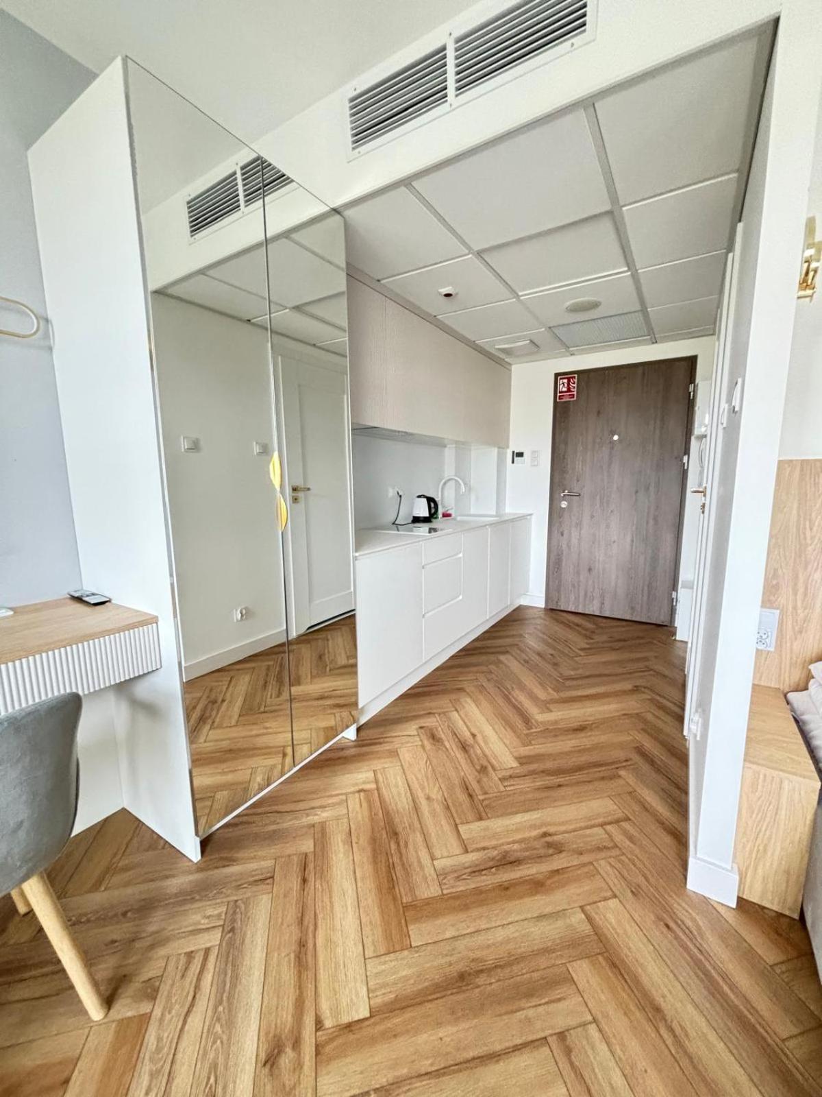 Apartamenty 24H Pileckiego Warsaw Exterior photo