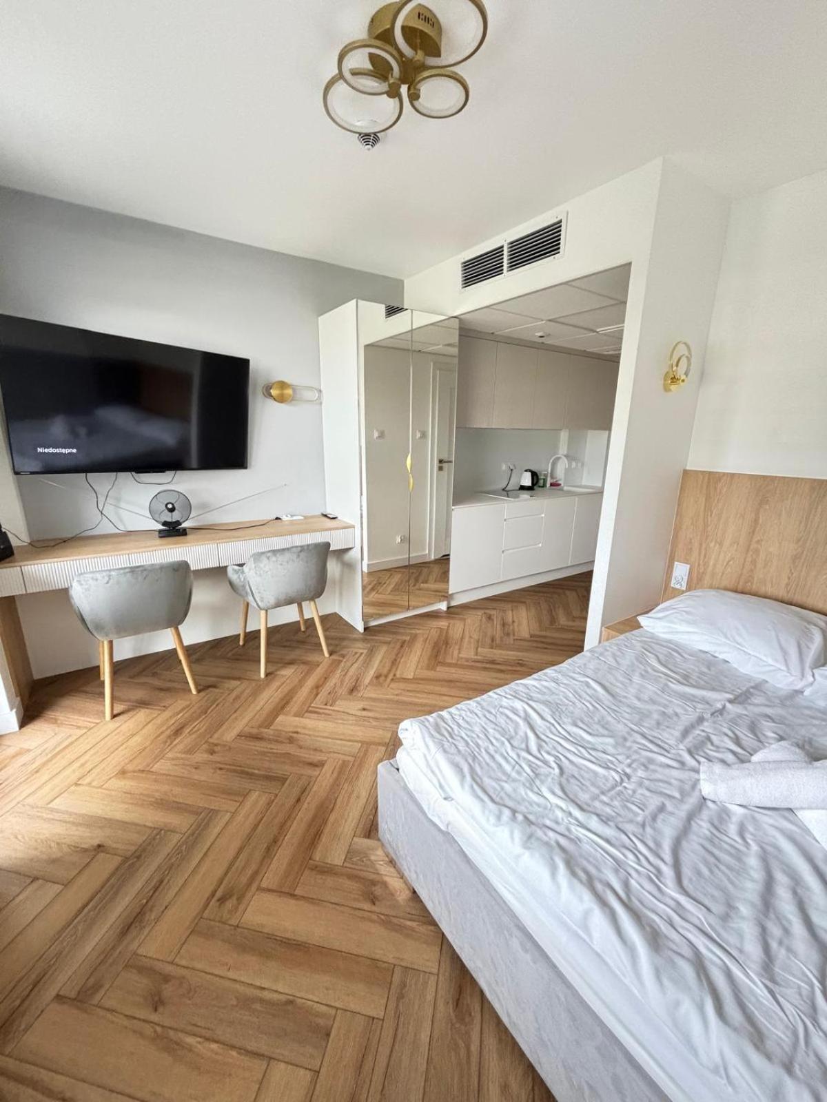 Apartamenty 24H Pileckiego Warsaw Exterior photo